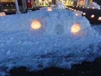 2016年サーモンパーク冬祭り会場に、雪穴にアイスキャンドルが創られていました。