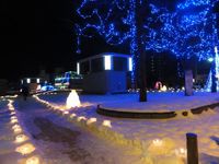 第10回光と氷りのオブジェ会場の通路の回りを幻想的に雰囲気に照らすアィスキャンドルの光景です。