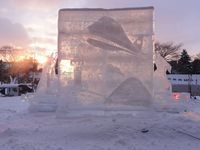 光と氷のオブジェの千歳市の町を表している氷像