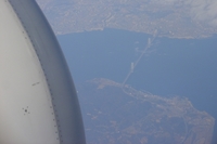 スターフライヤーA320(の窓から見た明石海峡大橋)