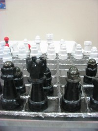同じく金属加工科学生による金属製のチェスとチェス盤。クリックすると別ウインドウで拡大表示します（480×640）