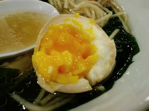 創彩麺屋 野の実 (東名足柄SA)　煮玉子塩らぁ麺