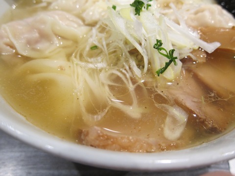 ソラノイロ (麹町)　ソラのにゃがワンタン麺