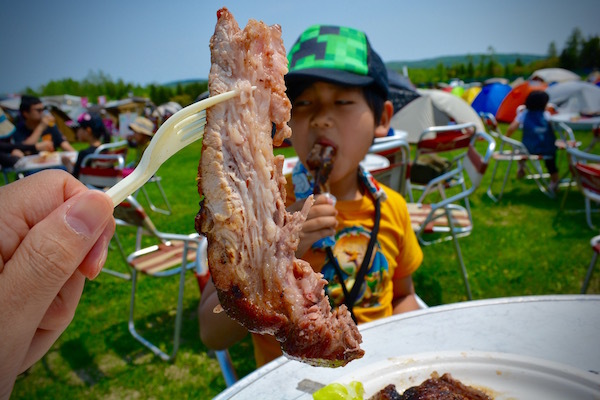巨大なハニーローストリブで満腹！　北海道キャンピングフェア