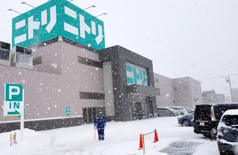 全国499店舗目の「ニトリ千歳店」が吹雪の中でオープン