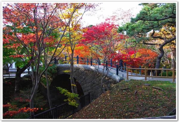 鮮やかな紅葉に彩られた、北海道初の洋式石橋