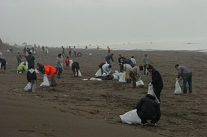 渓仁会グループが「おたるドリームビーチ」でゴミ拾い