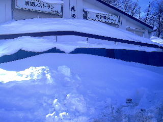 雪に埋まった売店