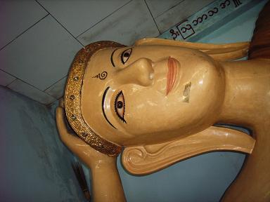 ミャンマーの癒し系仏像