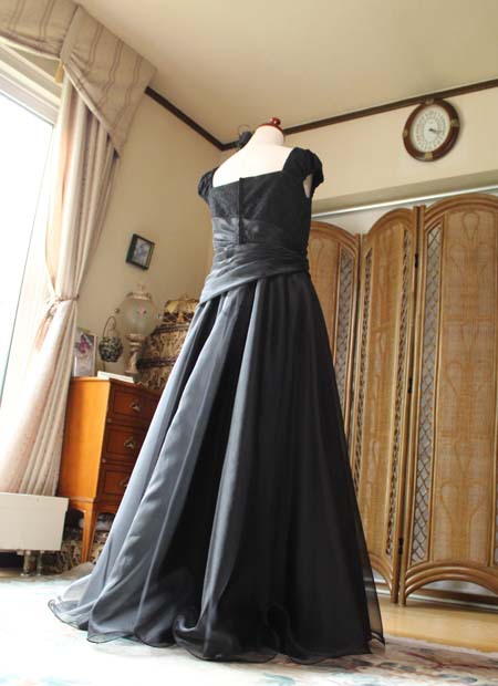 ブラックのオーダーメイドドレス シルエットとスカートデザイン