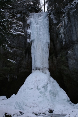 滝が氷るまで
