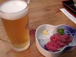 これはね、信州かぐらの湯で食べた地ビールと馬刺しセット1100円の写真。食べたのはなんと2004年4月18日。よくぞ見つけてきました!