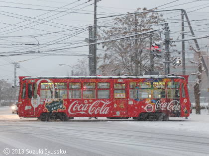 【札幌市電】緑と赤と…今季の「クリスマス電車」