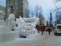【大通公園は雪まつりの準備がすすんでいます】