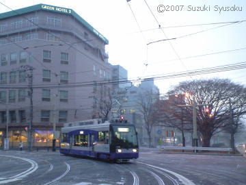 【バッテリートラム】「Hi-tram」営業路線で走行開始