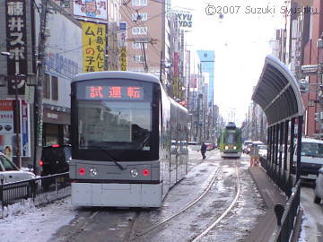 【バッテリートラム】「SWIMO」営業路線で走行開始