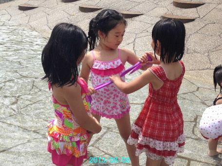 昭和公園の水遊び。