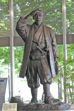 大友亀太郎の立像