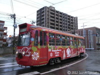 【札幌市電】242号車（コカ・コーラ／クリスマス仕様）